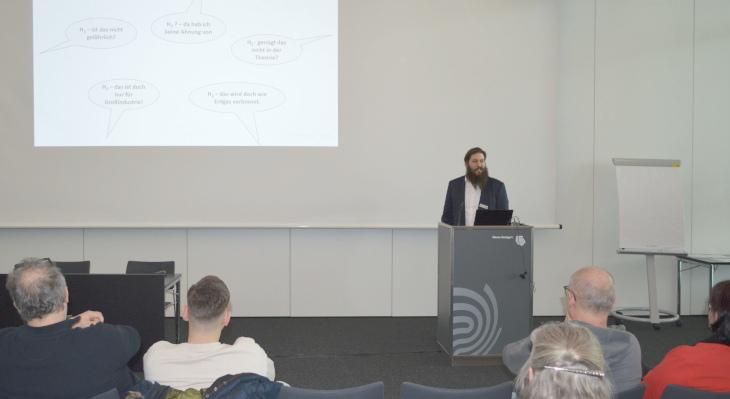 Alfonso D'Avanzo bei Wasserstoff-Workshop auf didacta 2025.
