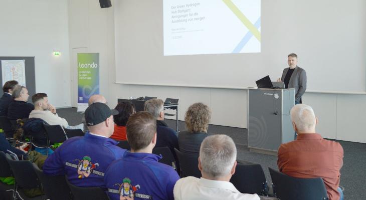 Manuel Hafner bei Wasserstoff-Workshop auf didacta 2025.