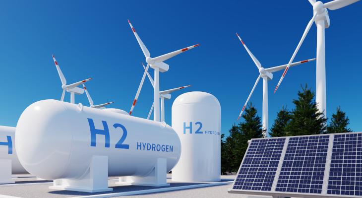 Wasserstoff-Tanks neben Windrädern und Solaranlage.
