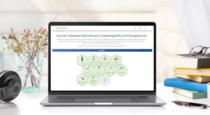 Aufgeklappter Laptop, der Screenshot von Leando-Lernwelt zeigt