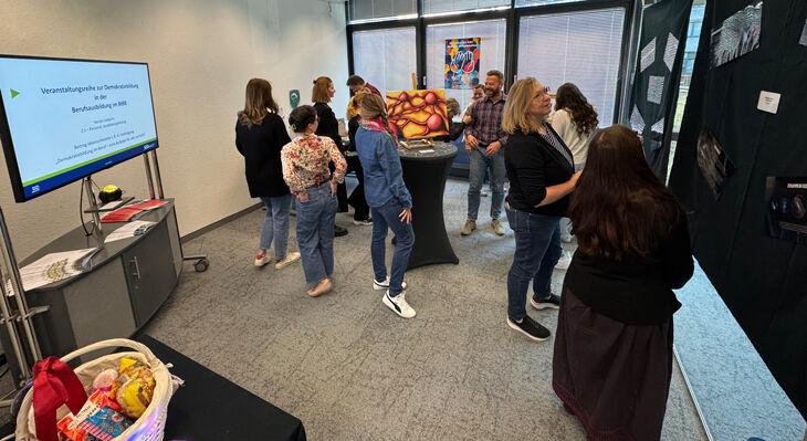 Impression einer Ausstellung zum Thema Demokratiebildung im BIBB