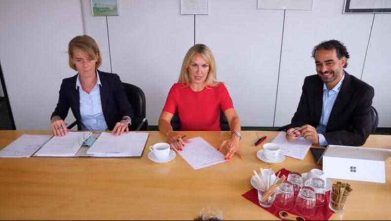 Prüfungsausschuss sitzt am Tisch