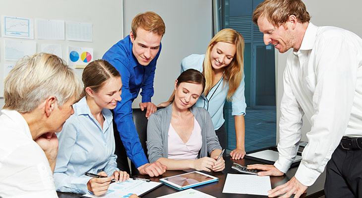 Gruppe von Personen in Arbeitsmeeting