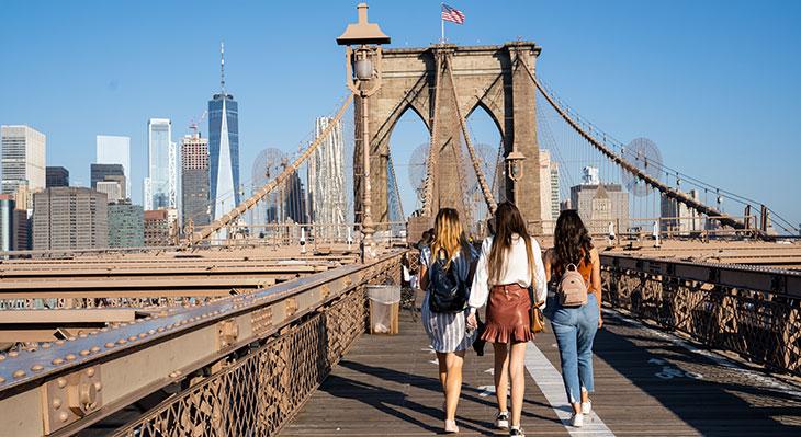 Drei Frauen auf der Brooklyn Bridge