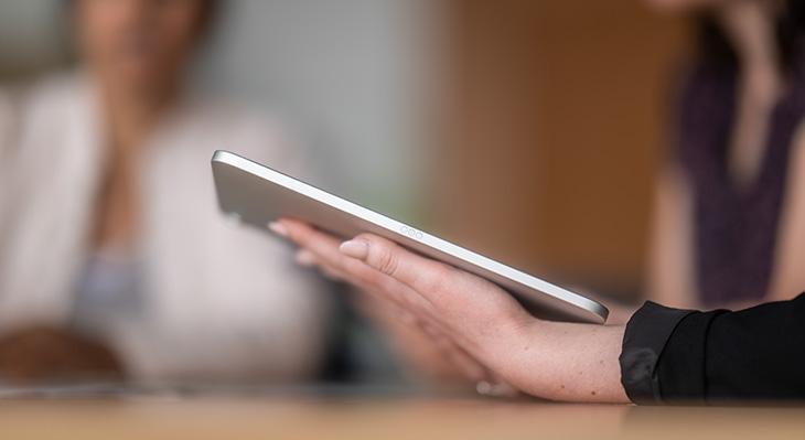 Hand hält ein mobiles Endgerät 