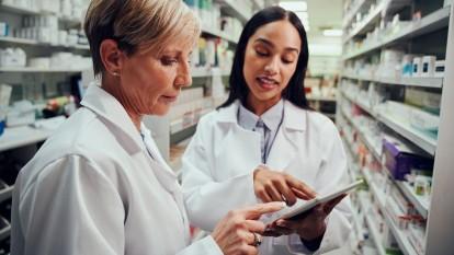 Zwei Apothekerinnen in Apotheke