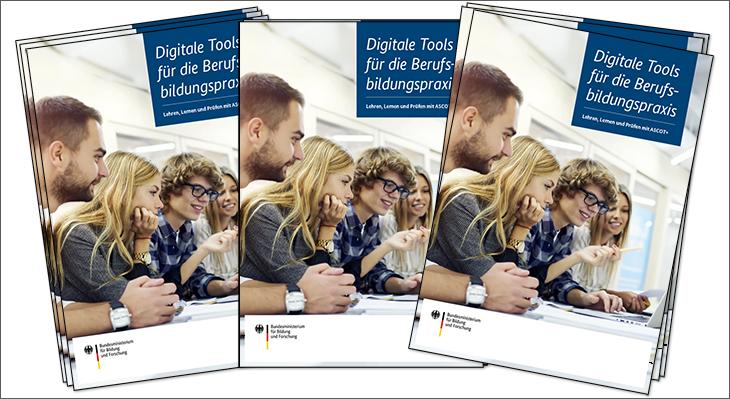 Drei Hefte der Broschüre "Digitale Tools für die Berufsbildungspraxis" nebeneinander