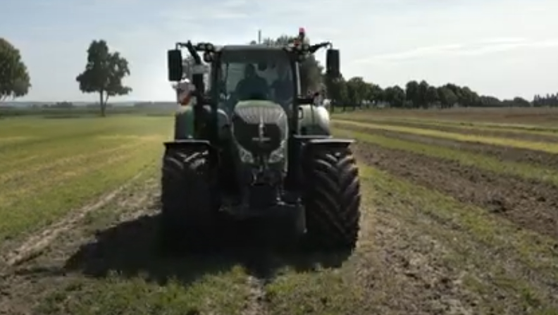 Traktor auf Feld