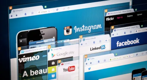 Verschiedene Browser-Tabs, die eine Reihe unterschiedlicher Social Media-Plattformen zeigen